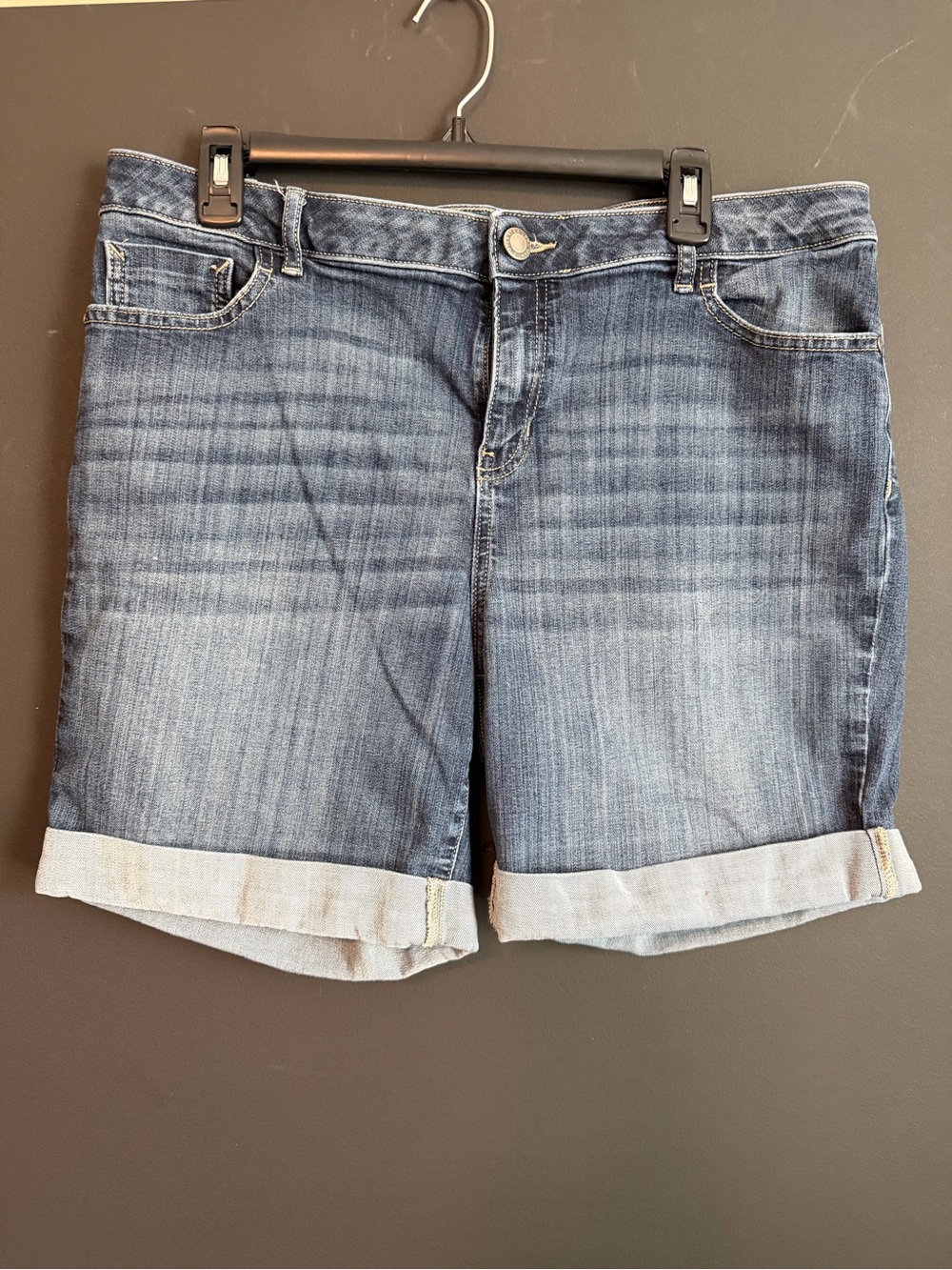 Vera Wang. Classic Mid-Wash Denim Roll-Cuff Women’s Shorts. EUC. Size 16.